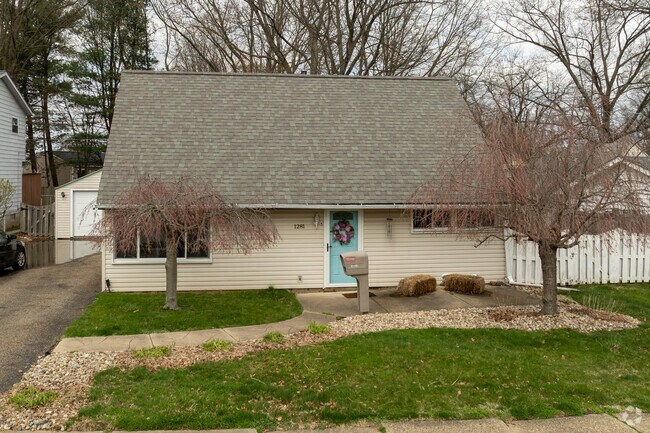 Many of the Cape Cod - Stye homes in the Heslop Morningview neighborhood feature a detached garage.