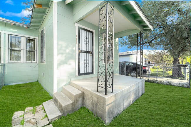 120 S Smith St, San Antonio, TX 78207 - photo 2