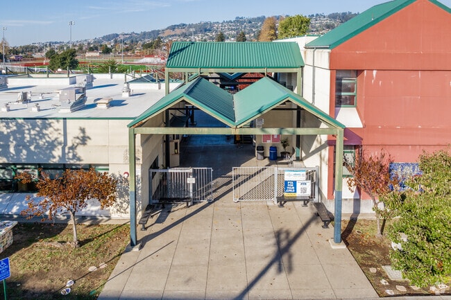 Albany Middle School provides safe and quality education in Alameda County.