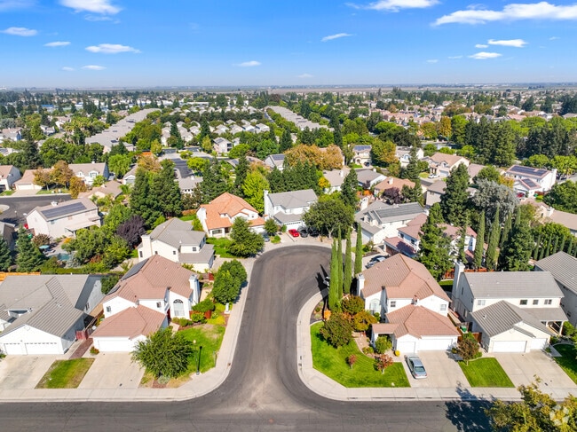 Cul de sacs dot the neighborhood in Valley Oak.