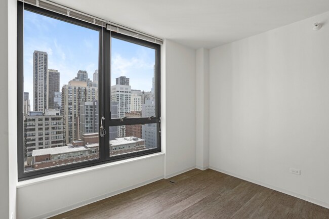 169 W Superior St, Chicago, IL 60654 - photo 6