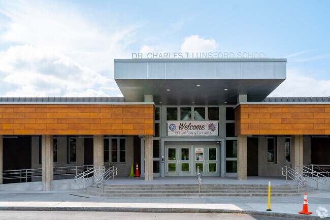 Dr. Charles T Lunsford School 19 serves 322 students in grades Prekindergarten-8.