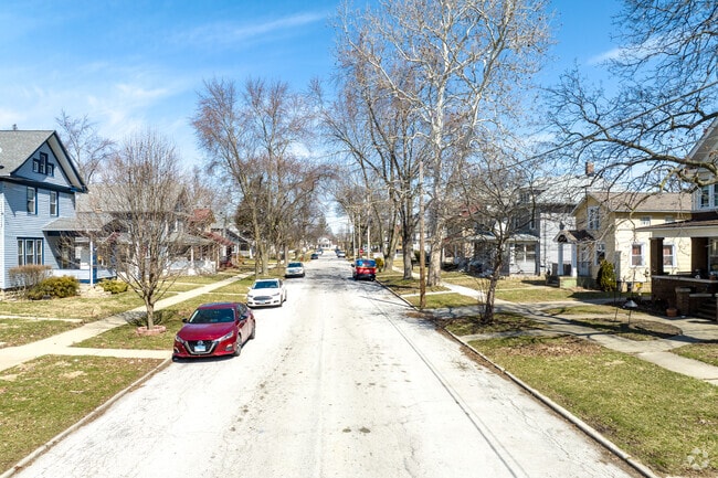 Bardwell is a quiet suburban neighborhood with most homes built in the early 1900s, and sidewalks make the area widely walkable.