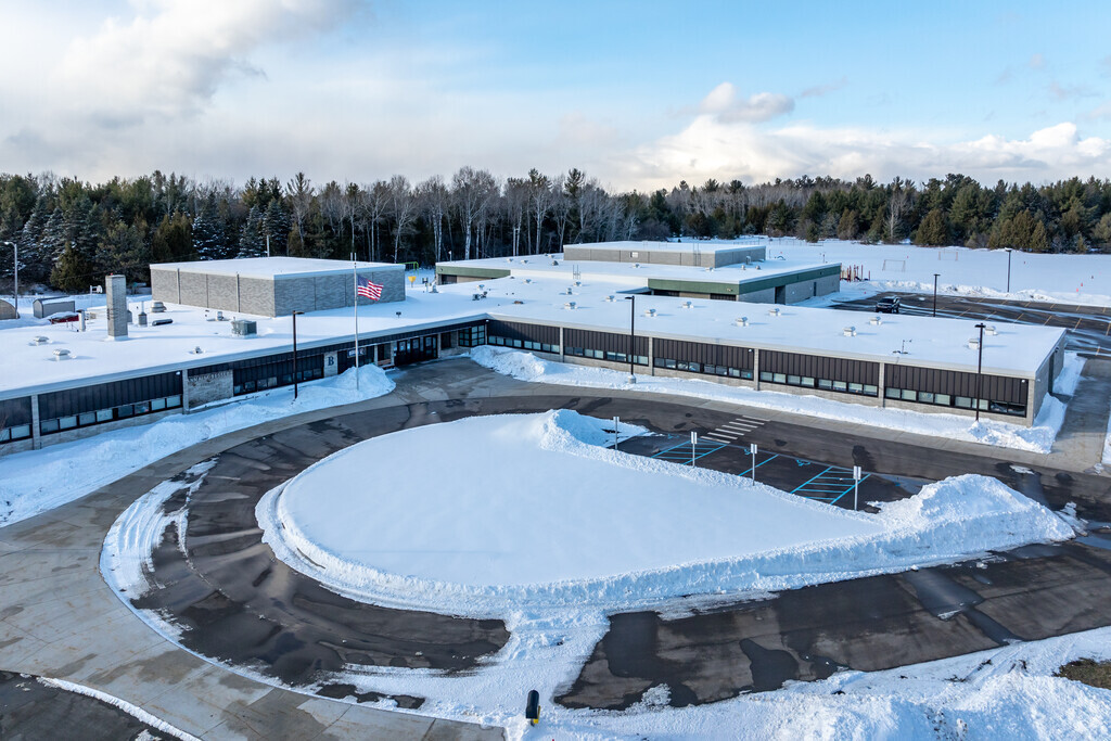 Besser Elementary School is centrally located in Alpena, making pick up easy.