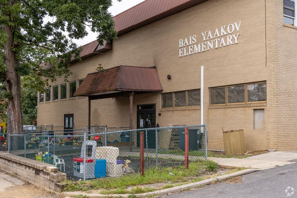 Bais Yaakov Elementary School is a Jewish school with 179 students.