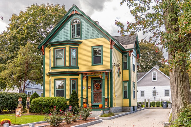 A colorful antique homes bring brightness to North Chelmsford.