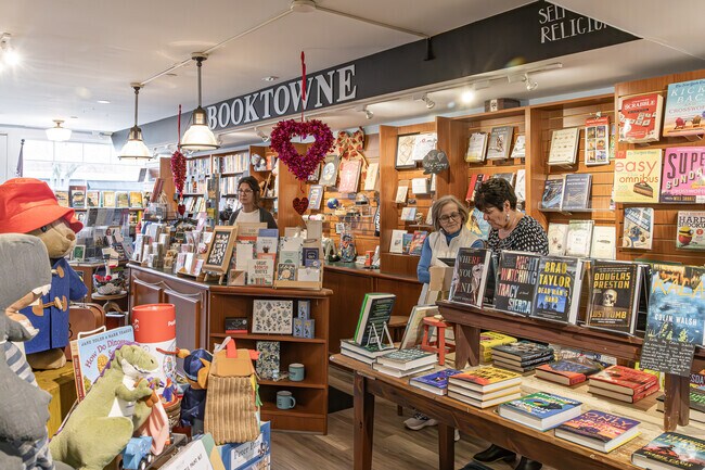 Book Towne in Manasquan, where good friends meet good books.