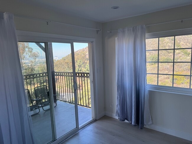 2303 Pennerton Dr unit 1, Glendale, CA 91206 - photo 2