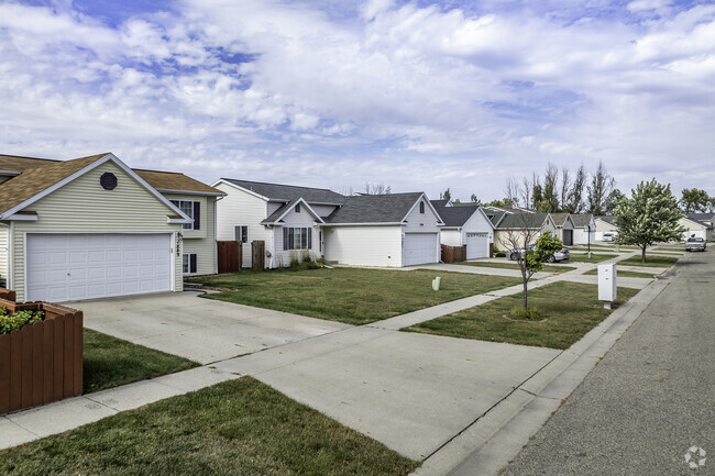 This row of single property homes has large front lawns in Arbor Glen.