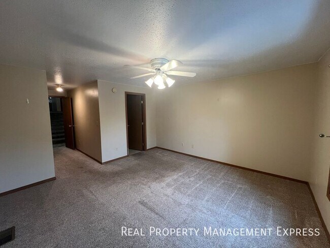 930 S Cleveland Ave, Sioux Falls, SD 57103 - photo 7