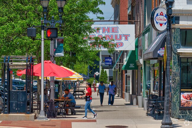 The stores and restaurants of downtown Lansing are just minutes away from Eastfield.