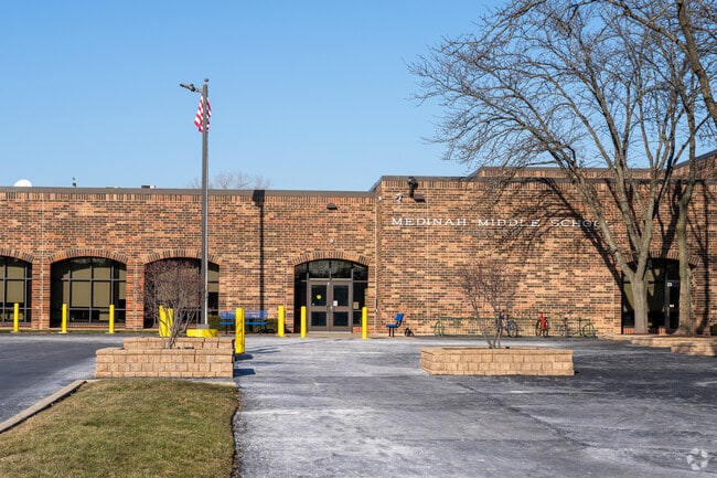 Medinah Middle School has a student-teacher ratio of 10 to 1.