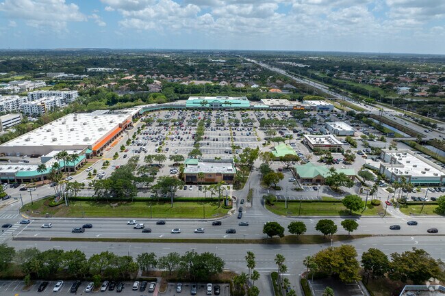 There are several high-end malls located along Glades Road near The Lakes at Boca Raton.
