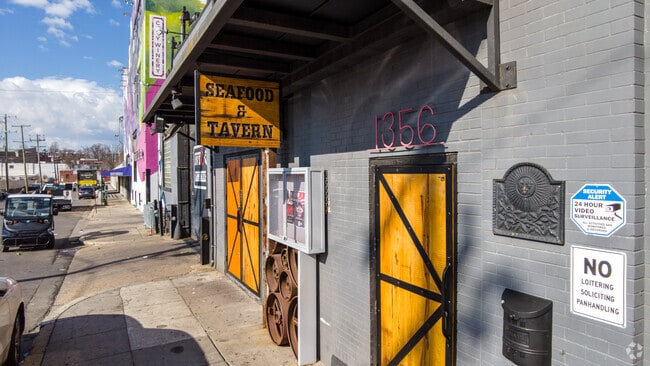 Ivy City Smokehouse is a tavern-style restaurant in Ivy City that serves seafood and more.