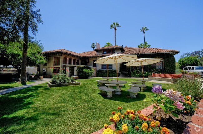 Students of Southwestern Academy can enjoy the beautiful courtyards around the campus.