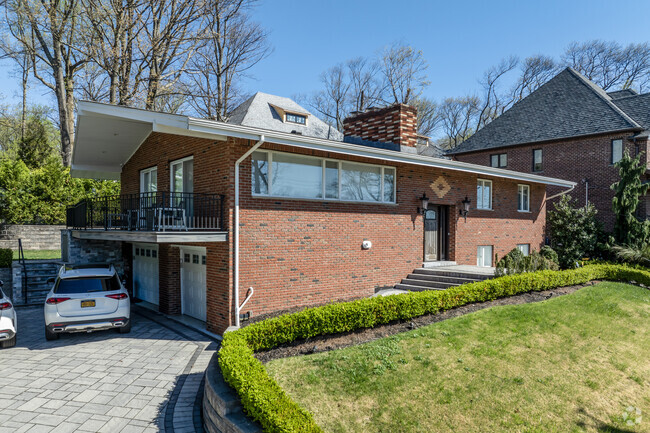 In Lighthouse Hill homes include single-family ranch-style homes built in the 1950's.
