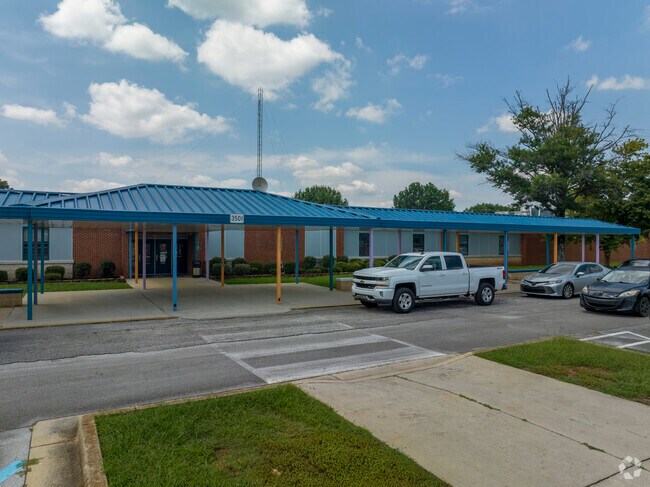 Lakewood Elementary School serves children in kindergarten through 5th grade in Huntsville.