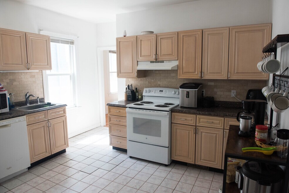 66 Brooks St unit 3-bed 1 bath, Brighton, MA 02135 - photo 1