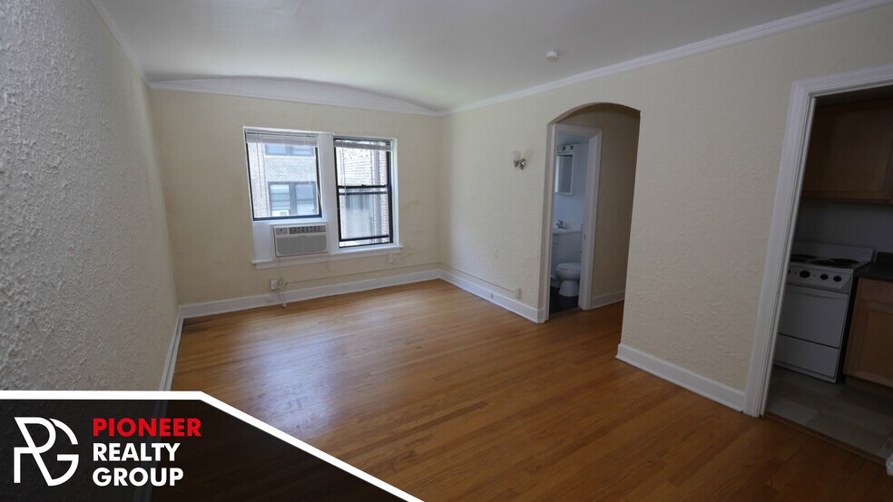 556 W Arlington Place unit 304, Chicago, IL 60614 - photo 1