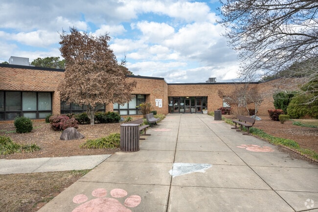 South Davie Middle School has a student-teacher ratio of 14 to 1.