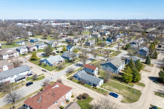Wabash Crossing is a lovely suburban neighborhood a short drive from Downtown Decatur.