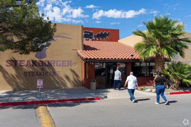 Stop in for a savory dish at the Great American Steakhouse, in Pico Norte.