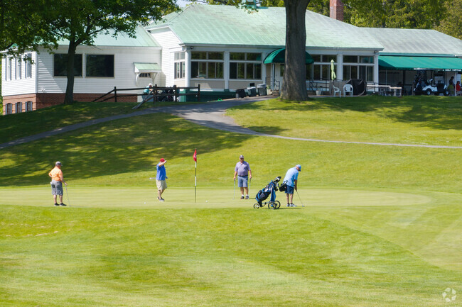 Schenectady Municipal Golf Course was awarded a 4 star rating from Golf Digest in 2008.