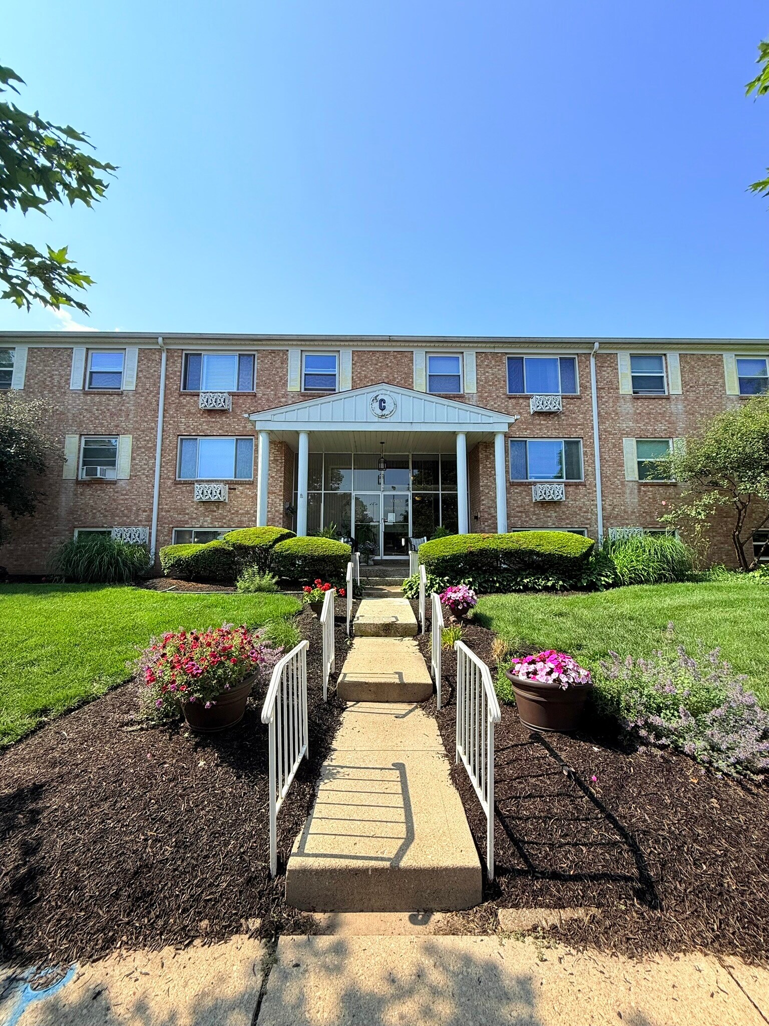 Colonial Grandview, Columbus, OH 43212 - photo 1