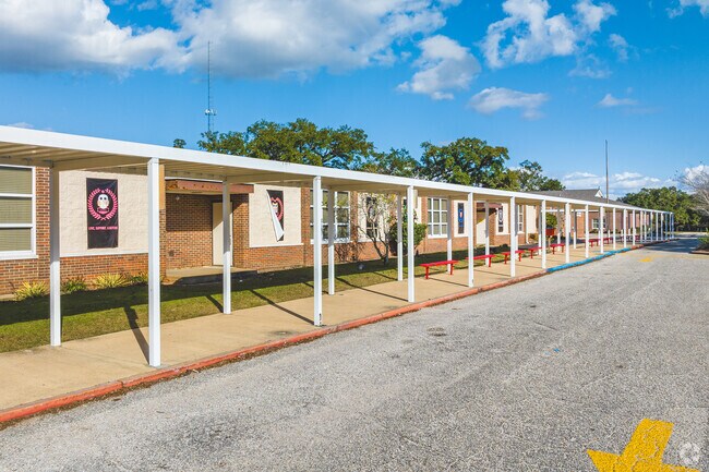 Elizabeth Fonde Elementary School-Carpool Area