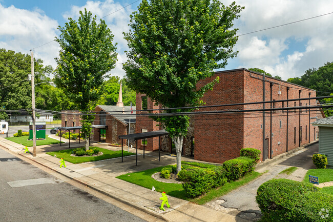 Lord's Tabernacle Christian Academy has a student-teacher ratio of 12:1.