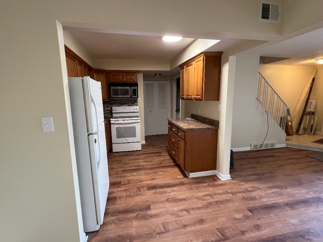 8235 Karam Blvd unit B, Warren, MI 48093 - photo 7