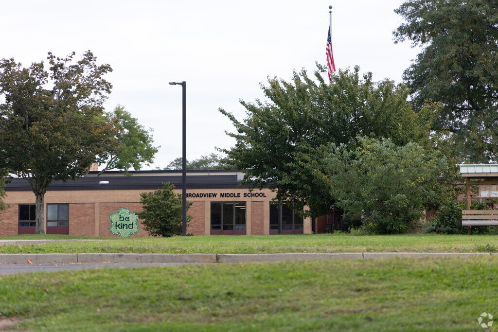 Broadview Middle School has students in grades 6-8 with a student-teacher ratio of 13 to 1.
