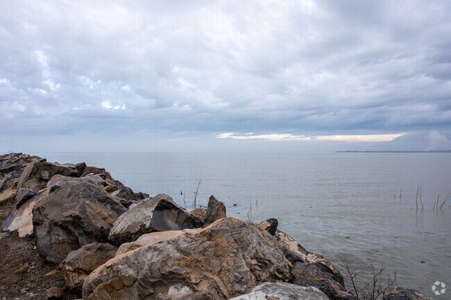 Utah Lake is a quick drive from the Salem neighborhood.
