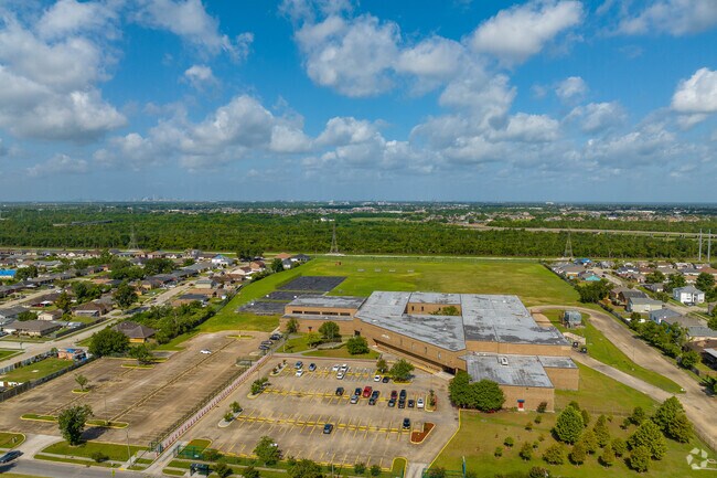 Einstein Sara Towles Reed High School is located in the Village de l'Est neighborhood.