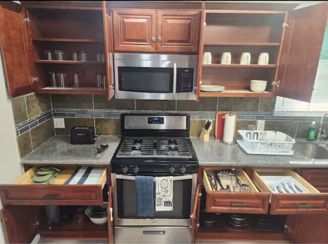 1334 W Ridgewood Ct unit C, San Antonio, TX 78201 - photo 6