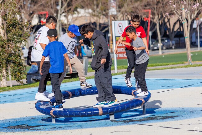Wilmington Waterfront Park offers ample space for recreation and relaxation.