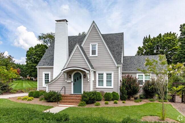 Homebuyers looking in Miller Southside can expect to spend around $209 per square foot.