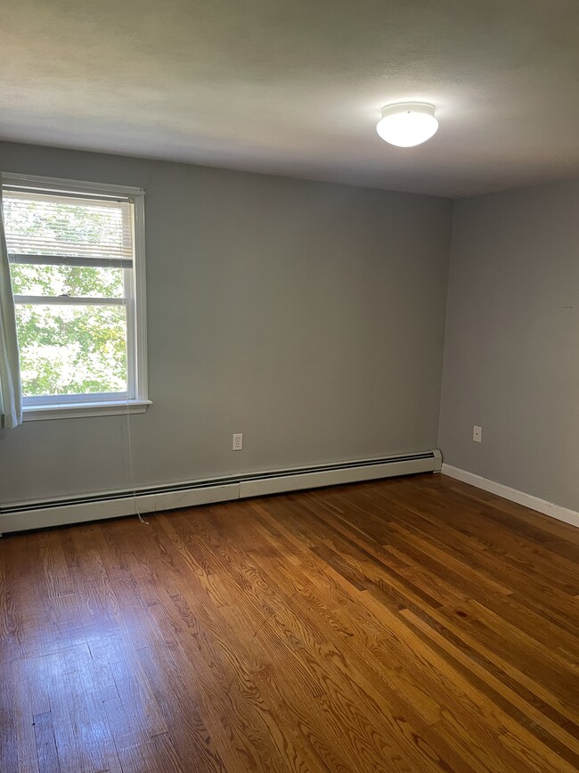 Bedroom w/ large closet