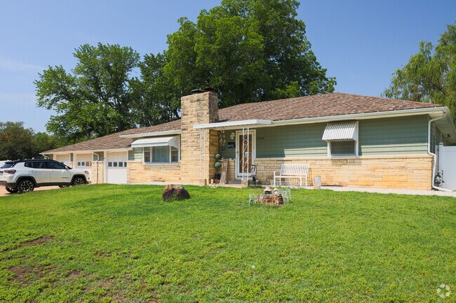 Ranch styled homes are the prominent architectural style in El Pueblo.