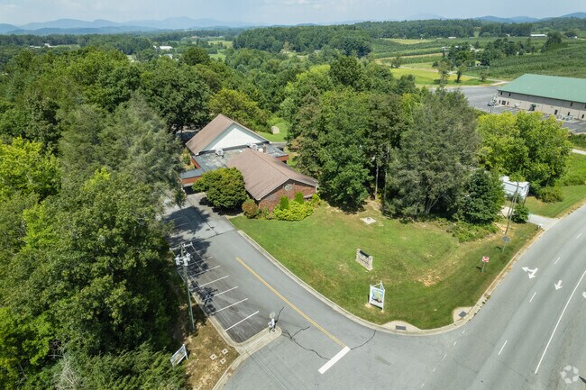 Upward Adventist is located right of a major roadway in Hendersonville.