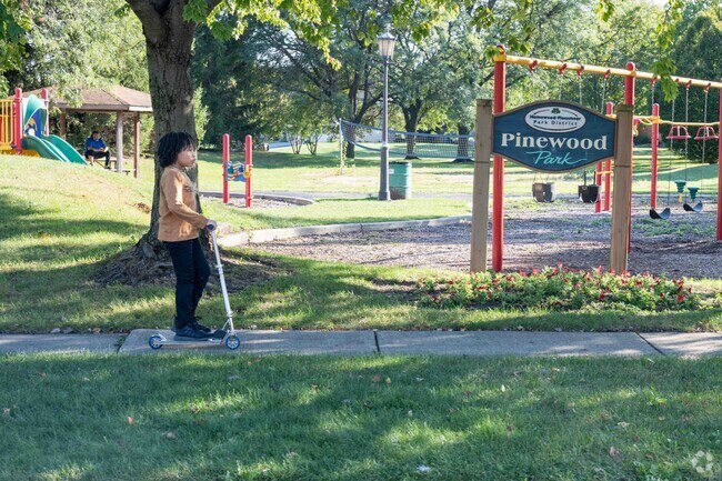 Pinewood Park offers many activities and amenities for Chateaux-Versailles residents.