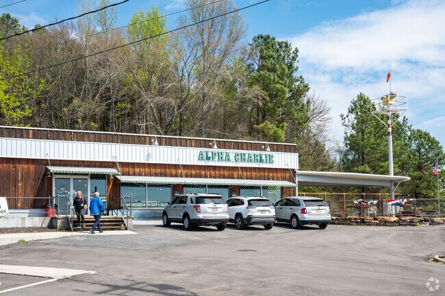 The Inglenook neighborhood has several grocery options.