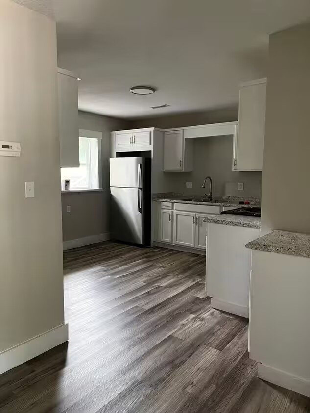 468 N Locust St unit 2, Florence, AL 35630 - photo 4