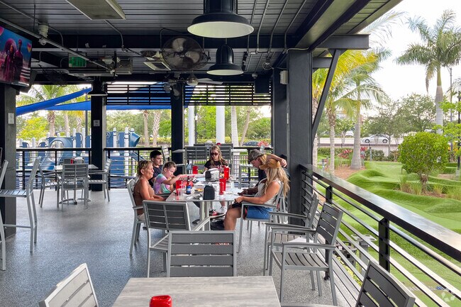You can grab a lunch with your family or friends in PopStroke Bar.