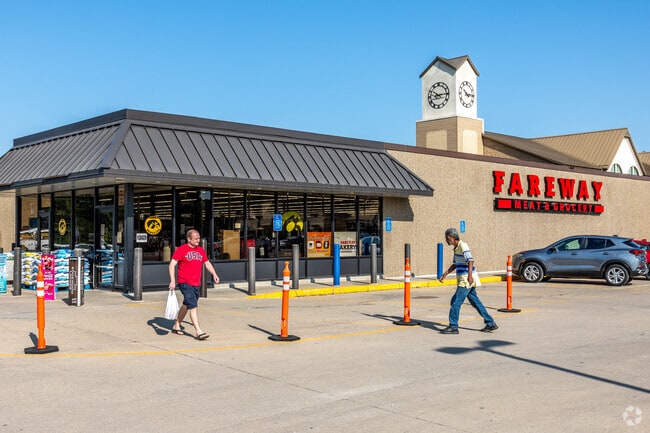 Fareway is the closest grocery store and has the most helpful employees.