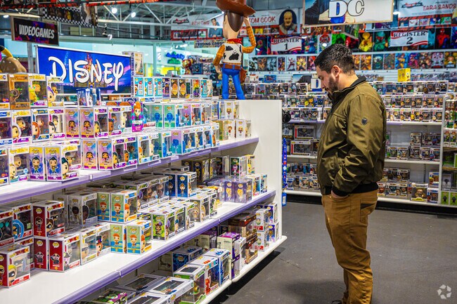 The Outlet Collection in Auburn boasts 100+ stores, a top Washington mall.