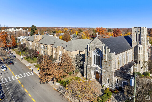 French-American School of New York serves families living in the Larchmont community.