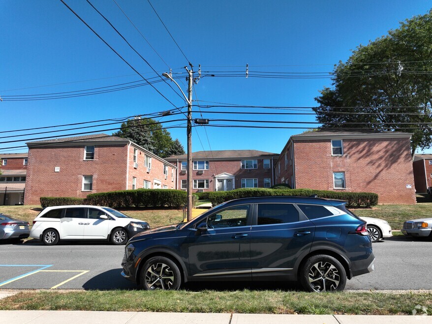 31 York Dr unit 3A, Edison, NJ 08817 - photo 2