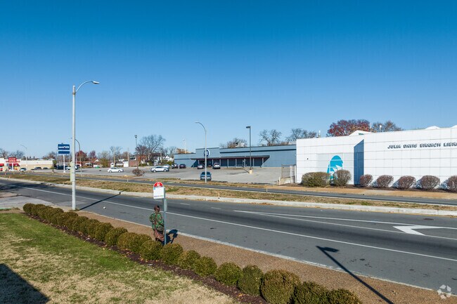There are plenty of busses running through Kingsway for easy access to downtown St. Louis.