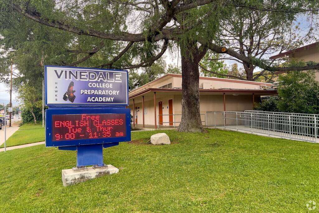 Vinedale Elementary School received a B- from Niche.